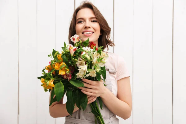 Joven Florista Alegre Mujer Pie Con Flores Mirando Lado Taller —  Fotos de Stock