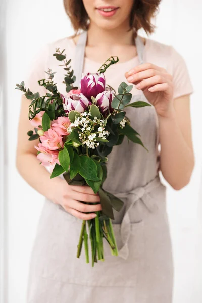 Foto Cortada Florista Mulher Com Flores Oficina — Fotografia de Stock