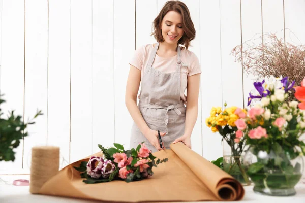 Photo Happy Florist Woman Standing Table Working Flowers Workshop — Stock Photo, Image