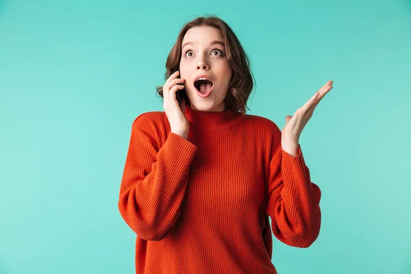 Retrato Uma Jovem Mulher Surpreso Vestido Com Suéter Falando Telefone — Fotografia de Stock