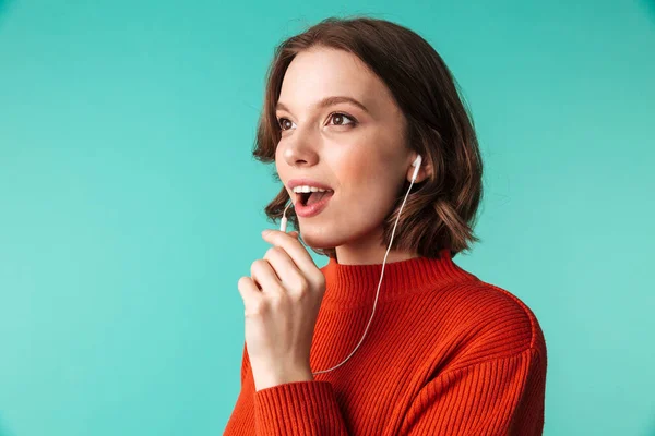 Retrato Una Joven Alegre Vestida Con Suéter Escuchando Música Auriculares —  Fotos de Stock