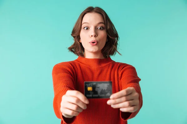 Porträt Einer Hübschen Jungen Frau Pullover Die Kreditkarte Isoliert Vor — Stockfoto