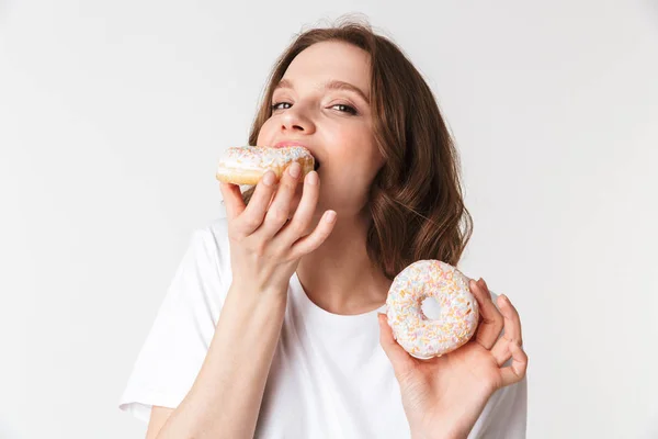 Πορτρέτο Μιας Ικανοποιημένοι Νεαρής Γυναίκας Τρώγοντας Ένα Ντόνατ Που Απομονώνονται — Φωτογραφία Αρχείου