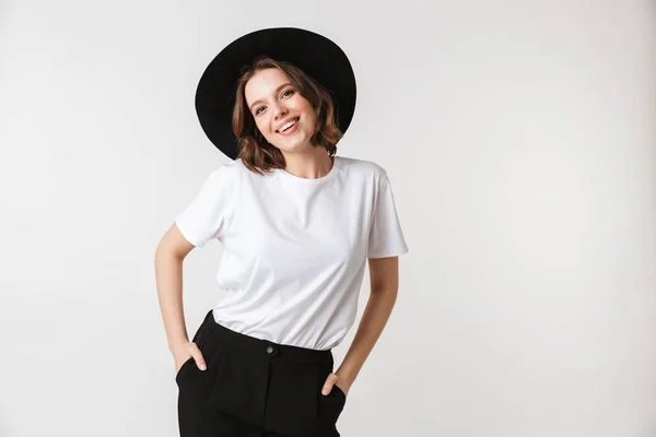 Портрет Улыбающейся Молодой Женщины Одетой Черную Шляпу Позирующей Белом Фоне — стоковое фото
