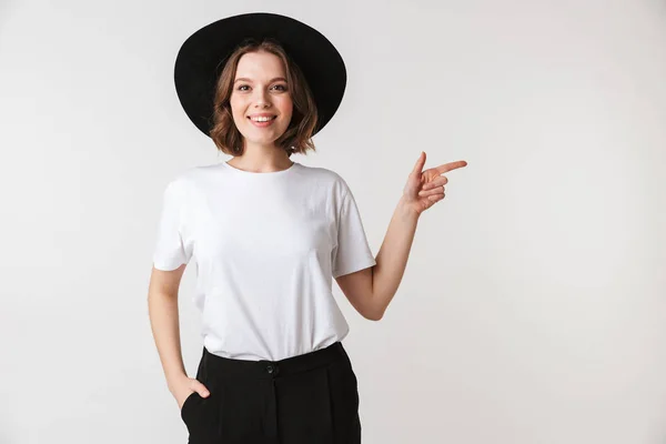 Портрет Красивой Молодой Женщины Одетой Черную Шляпу Позирующей Стоя Указывая — стоковое фото
