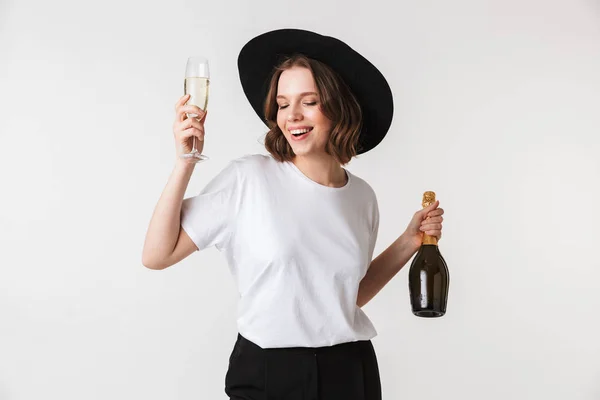 Retrato Uma Jovem Mulher Feliz Vestida Chapéu Preto Segurando Garrafa — Fotografia de Stock