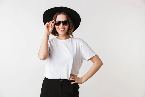 Портрет Красивой Молодой Женщины Черной Шляпе Солнцезащитных Очках Позирующей Белом — стоковое фото