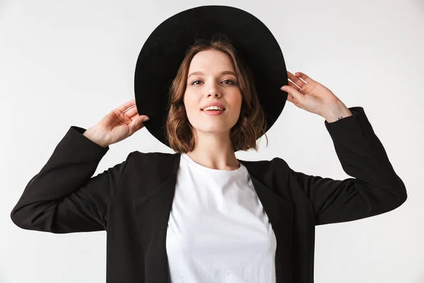 Портрет Улыбающейся Молодой Женщины Черной Куртке Солнечных Очках Позирующей Белом — стоковое фото