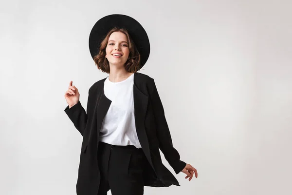 Retrato Uma Jovem Alegre Vestida Com Jaqueta Preta Óculos Sol — Fotografia de Stock