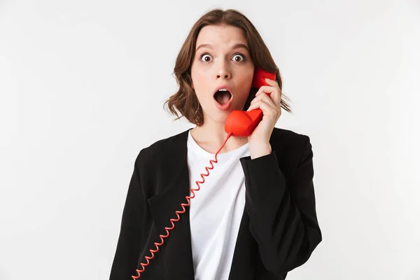 Imagem Jovem Chocada Isolado Falando Por Telefone Olhando Câmera — Fotografia de Stock