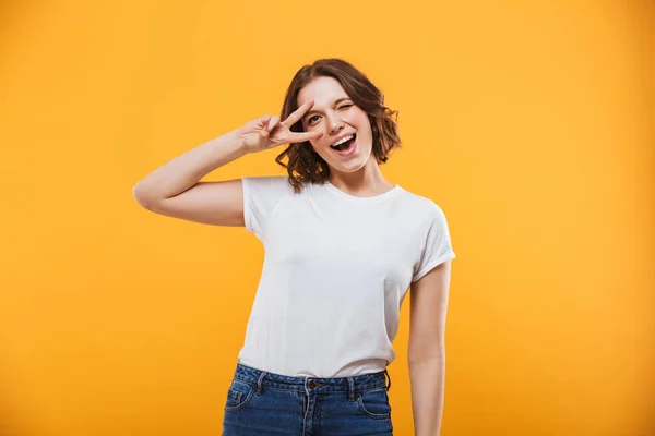 Imagem Jovem Mulher Bonito Isolado Sobre Fundo Amarelo Mostrando Gesto — Fotografia de Stock