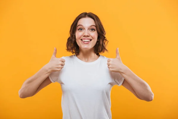 Image Jeune Femme Excitée Debout Isolé Sur Fond Jaune Montrant — Photo