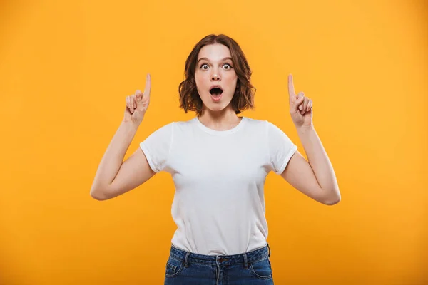 Imagen Mujer Joven Emocional Emocionada Pie Aislada Sobre Fondo Amarillo — Foto de Stock