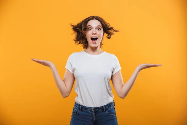 Imagen Mujer Joven Emocional Emocionada Pie Aislada Sobre Fondo Amarillo — Foto de Stock