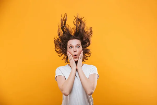 Foto Van Geschokt Jonge Vrouw Stond Geïsoleerd Gele Achtergrond Zoek — Stockfoto