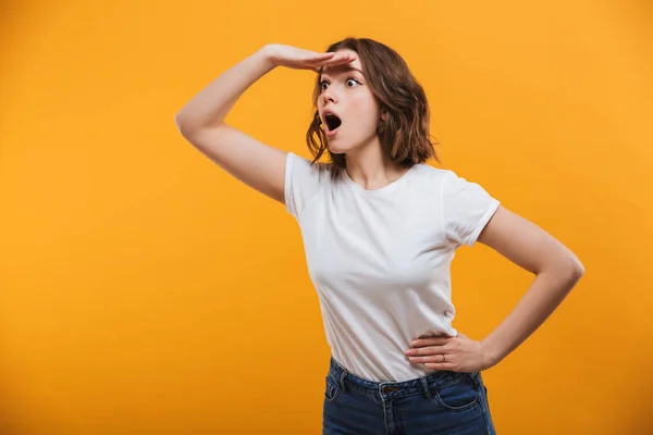 Afbeelding Van Emotionele Jonge Vrouw Boven Gele Achtergrond Zoek Opzij — Stockfoto