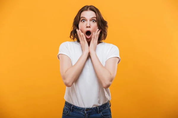 Foto Van Geschokt Jonge Vrouw Stond Geïsoleerd Gele Achtergrond Zoek — Stockfoto