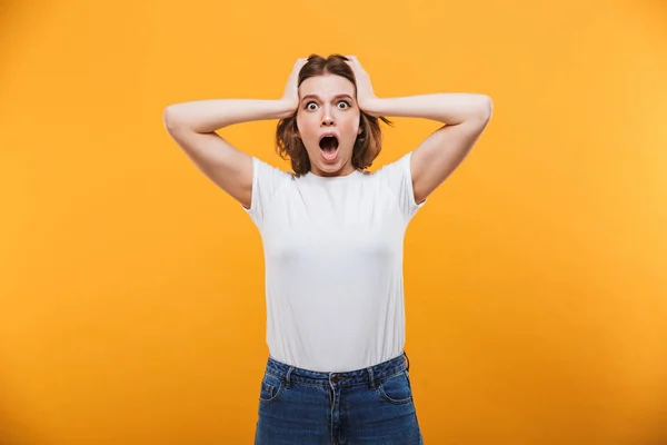 Foto Van Geschokt Jonge Vrouw Stond Geïsoleerd Gele Achtergrond Zoek — Stockfoto