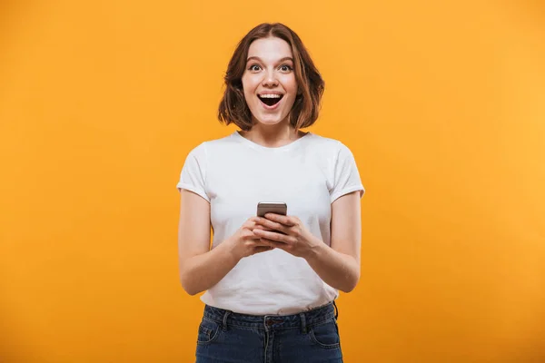 Imagen Joven Emocionada Pie Aislada Sobre Fondo Amarillo Charlando Por — Foto de Stock