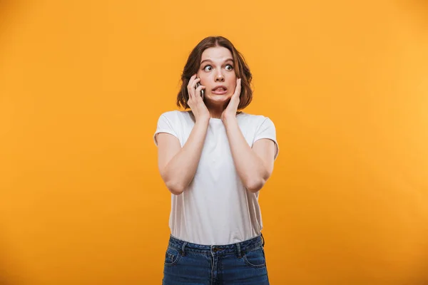 Imagen Una Joven Nerviosa Pie Aislada Sobre Fondo Amarillo Hablando — Foto de Stock