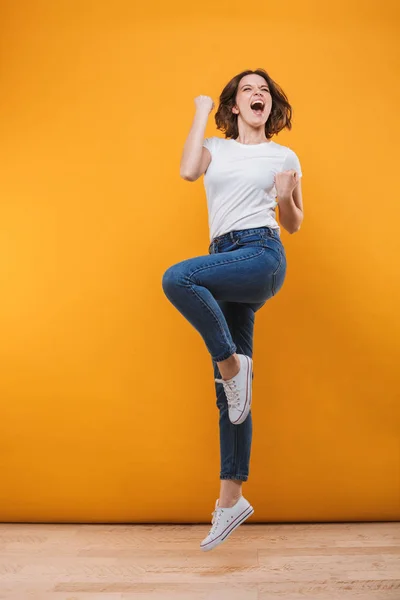 Foto Jovem Mulher Emocional Pulando Isolado Sobre Fundo Amarelo Fazer — Fotografia de Stock