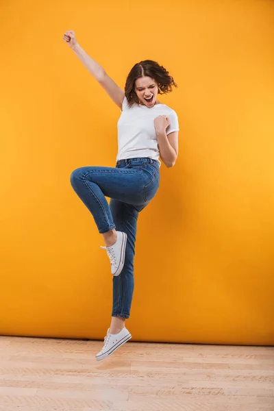 Foto Mujer Joven Emocional Saltando Aislado Sobre Fondo Amarillo Hacer —  Fotos de Stock