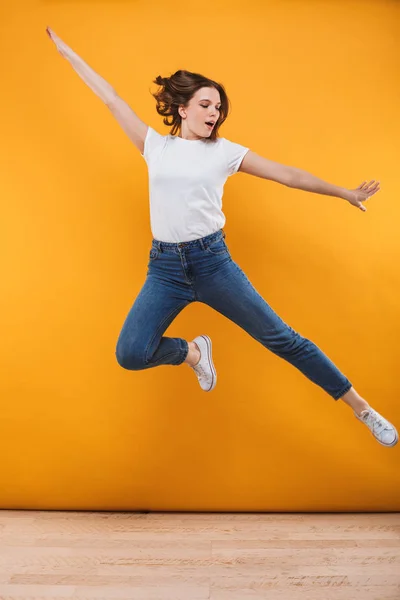Foto Una Joven Excitada Saltando Aislada Sobre Fondo Amarillo — Foto de Stock