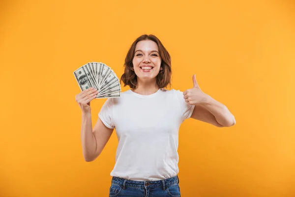 Imagen Mujer Joven Emocionada Pie Aislada Sobre Fondo Amarillo Sosteniendo — Foto de Stock