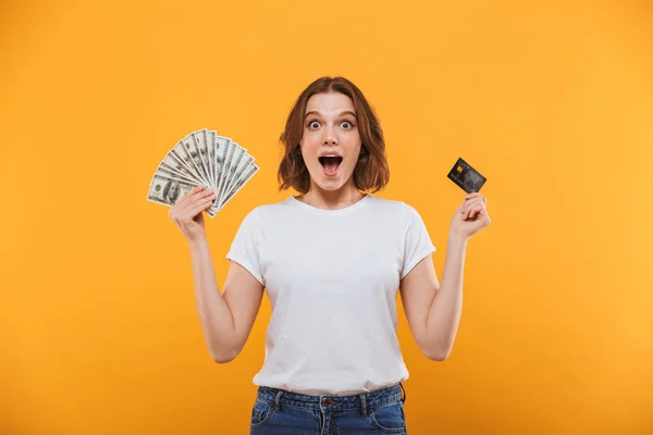 Imagem Jovem Mulher Feliz Isolado Sobre Fundo Amarelo Segurando Dinheiro — Fotografia de Stock