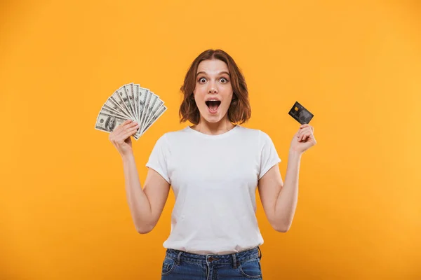 Bild Einer Glücklichen Jungen Frau Die Isoliert Vor Gelbem Hintergrund — Stockfoto