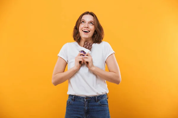 Imagen Joven Linda Feliz Pie Aislada Sobre Fondo Amarillo Sosteniendo —  Fotos de Stock