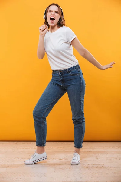 Image Émotionnelle Drôle Jeune Femme Debout Isolé Sur Fond Jaune — Photo