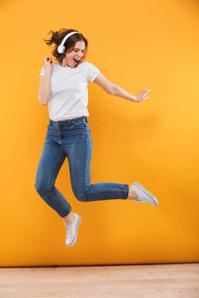 Imagen Mujer Joven Divertida Emocional Saltando Aislada Sobre Fondo Amarillo —  Fotos de Stock