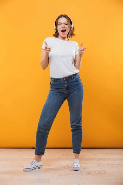 Imagen Una Joven Divertida Emocional Pie Aislada Sobre Fondo Amarillo —  Fotos de Stock