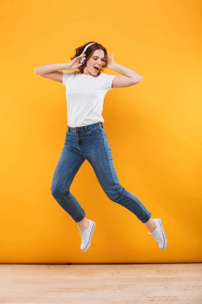 Imagen Mujer Joven Divertida Emocional Saltando Aislada Sobre Fondo Amarillo —  Fotos de Stock