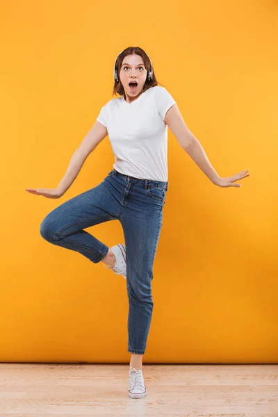 Retrato Comprimento Total Uma Jovem Alegre Suéter Ouvindo Música Com — Fotografia de Stock