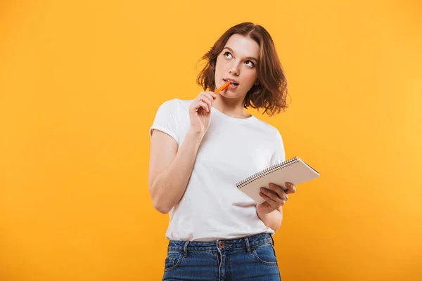 Afbeelding Van Denken Jonge Vrouw Stond Geïsoleerd Gele Achtergrond Schrijven — Stockfoto