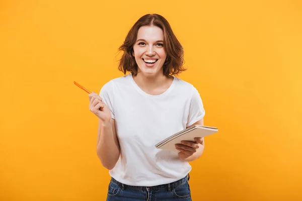 Afbeelding Van Gelukkig Jonge Vrouw Stond Geïsoleerd Gele Achtergrond Schrijven — Stockfoto