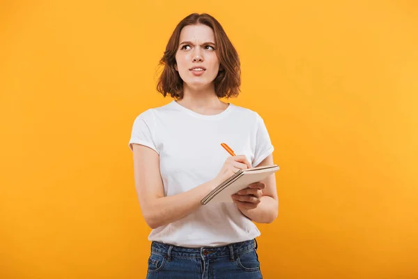 Afbeelding Van Verward Denken Jonge Vrouw Stond Geïsoleerd Gele Achtergrond — Stockfoto