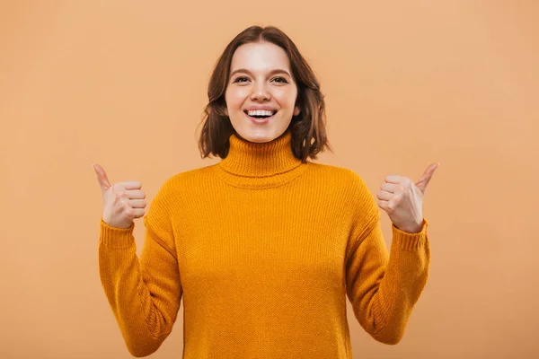 Porträt Einer Lächelnden Jungen Frau Pullover Mit Daumen Hoch Geste — Stockfoto