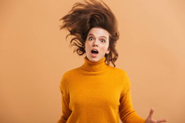 İzole görünümlü kamera ayakta heyecan şok genç kadın resim.