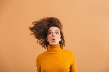 Şok genç kadın ayakta izole görünümlü kamera görüntüsünü.