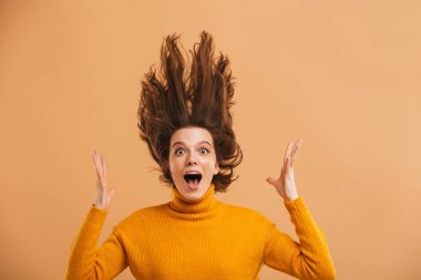 Şok genç kadın ayakta izole görünümlü kamera görüntüsünü.