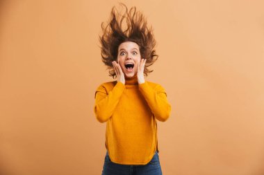 Şok genç kadın ayakta izole görünümlü kamera görüntüsünü.