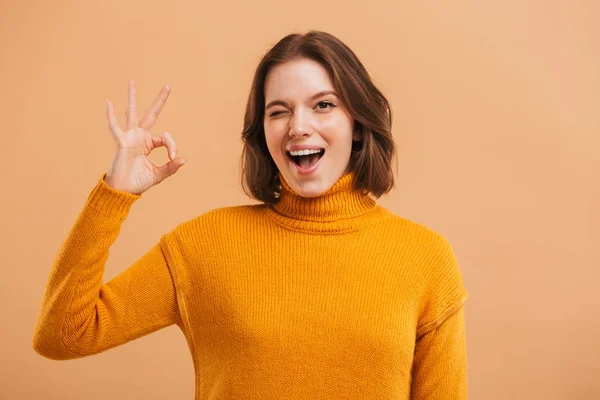 Porträt Einer Hübschen Jungen Frau Pullover Mit Geste Vor Beigem — Stockfoto