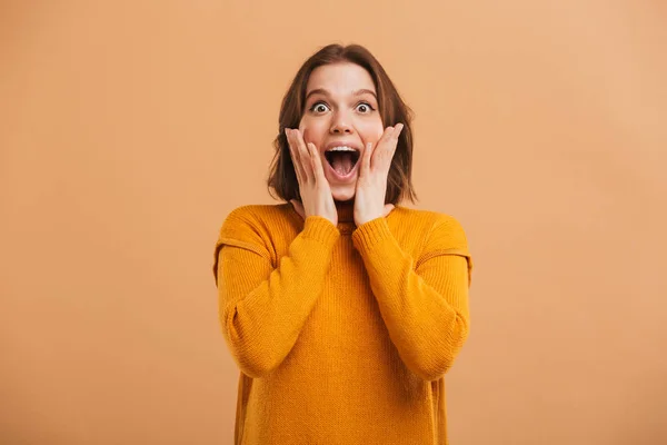 Retrato Uma Jovem Excitada Suéter Celebrando Sucesso Gritando Sobre Fundo — Fotografia de Stock