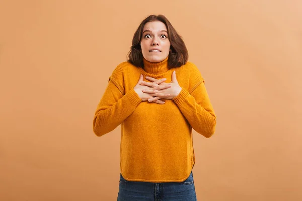 Retrato Una Joven Preocupada Suéter Mirando Cámara Sobre Fondo Beige — Foto de Stock