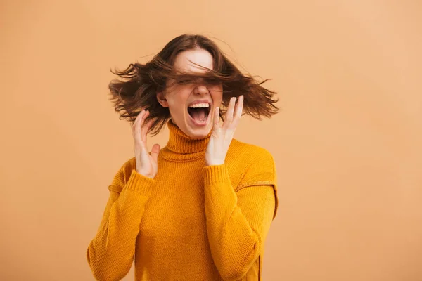 Imagem Gritando Emocional Jovem Mulher Isolado Tremendo Cabelo — Fotografia de Stock