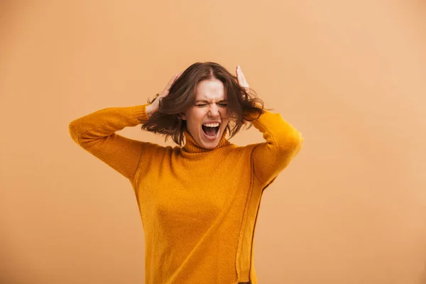 Εικόνα Του Ουρλιάζοντας Συναισθηματική Νεαρή Γυναίκα Στέκεται Απομονωμένο Τίναγμα Μαλλιών — Φωτογραφία Αρχείου