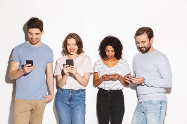 Mutlu çok ırklı insanların cep telefonları üzerinde beyaz arka plan izole kullanarak Grup